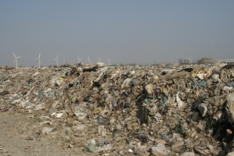 녹항(鹿港)해안가를 따라 쌓여있는 쓰레기 더미