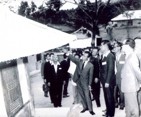 박정희 대통령이 “전국의 시장·군수는 문성동(리)과 같은 새마을을 만들어라”고 한 말이 전국 방방곡곡에 메아리쳐 우리나라 근대화의 기틀을 쌓게 한 것, 이것이 새마을운동의 시작이었다.