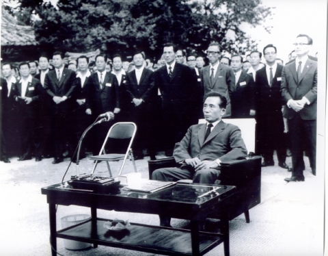 박정희 대통령이 “전국의 시장·군수는 문성동(리)과 같은 새마을을 만들어라”고 한 말이 전국 방방곡곡에 메아리쳐 우리나라 근대화의 기틀을 쌓게 한 것, 이것이 새마을운동의 시작이었다.