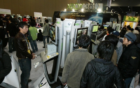 “지스타 2007에서 Xbox 360을 즐겨요” 11월 8일 경기도 고양시 일산 킨텍스에서 개막한 지스타에서 전시장을 찾은 관람객들이 마이크로소프트의 차세대 비디오 게임기 Xbox 360을 즐기고 있다.
