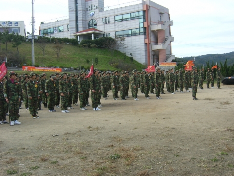 구룡포청소년수련원에서 해병대식 극기체험훈련중인 학생들
