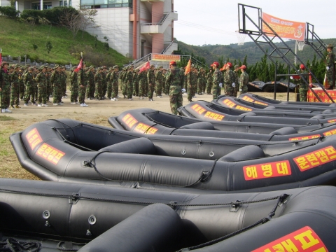 구룡포청소년수련원에서 해병대식 극기체험훈련중인 학생들