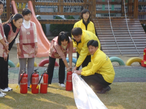 119 어린이 안전스쿨 － 유치원 교사대상 실제 소화기 방사체험