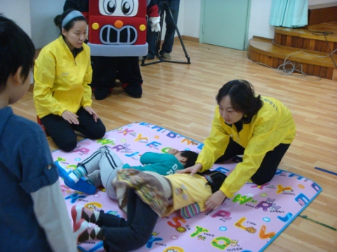 119 어린이 안전스쿨 － 옷에 붙은 불끄기 가상체험