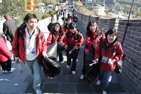 지난 7일부터 11일까지 4박 5일 일정으로 중국 탐방에 나선 삼성 컴퓨터 '자이제니아' 회원들이 지난 9일 만리장성을 방문하여 낙서지우기, 쓰레기줍기 등의 봉사활동을 하고 있다.