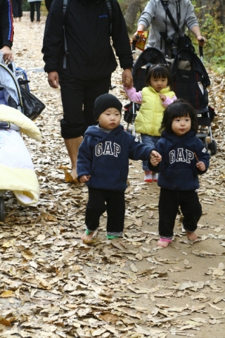 계족산 맨발걷기에 참여한 쌍둥이 모습