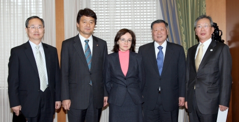 현대기아차 정몽구 회장은 9일(현지시간) 러시아 정부청사에서 엘비라 나비올리나(Elvira Sahipzadovna Nabiullina) 경제개발통상부 장관과 면담을 갖고, 세계박람회가 여수에서 개최될 수 있도록 러시아 정부가 적극적으로 지원해 줄 것을 요청했다. 사진왼쪽부터 이규형 주러시아 대사, 서갑원 국회 유치특위 의원, 엘비라 나비올리나 러시아 경제개발통상부 장관, 정몽구 회장, 정찬용 유치위 부위원장.