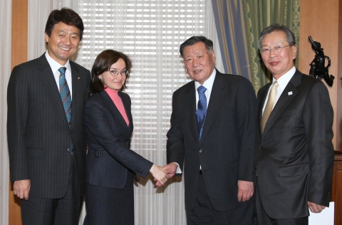 현대기아차 정몽구 회장은 9일(현지시간) 러시아 정부청사에서 엘비라 나비올리나(Elvira Sahipzadovna Nabiullina) 경제개발통상부 장관과 면담을 갖고, 세계박람회가 여수에서 개최될 수 있도록 러시아 정부가 적극적으로 지원해 줄 것을 요청했다. 사진왼쪽부터 서갑원 국회 유치특위 의원, 엘비라 나비올리나 러시아 경제개발통상부 장관, 정몽구 회장, 정찬용 유치위 부위원장.