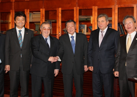 현대기아차 정몽구 회장은 9일(현지시간) 모스크바 상공회의소에서 예브게니 프리마코프(Yevgeny Primakov) 前 총리와 면담을 갖고, 세계박람회가 여수에서 개최될 수 있도록 러시아 정부가 적극적으로 지원해 줄 것을 요청했다. 사진왼쪽부터 서갑원 국회 유치특위 의원, 예브게니 프리마코프 러시아 전총리, 정몽구 회장, 미카일 도빈도 (Mikhail Dobyndo) 상공회의소 자동차 위원회 위원장, 정찬용 유치위 부위원장.
