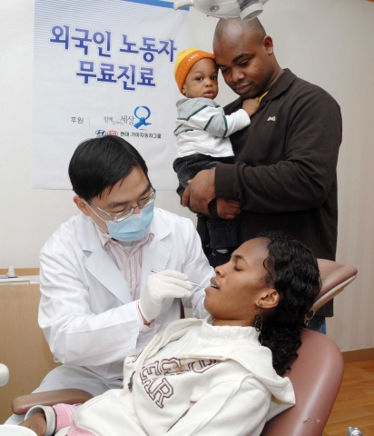 현대•기아차그룹이 후원하는 희년의료공제회에서 매주 일요일 진행하는 무료 진료에 외국인 노동자들이 건강 검진을 받고 있다. 현대•기아차그룹은 11일 서울 금천구 희년의료공제회에서 ‘2007 외국인 노동자 지원 사업’에 9억여 원을 전달했으며, 이 기금은 외국인 노동자들의 의료비, 자녀 보육시설, 쉼터 난방비 등을 지원하는 데 사용된다.