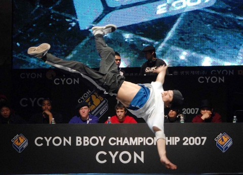 지난 10일 서울 올림픽공원에서 열린 '싸이언 비보이 챔피언십 2007' 결선 대회에 국내 유명 비보이팀들이 참가하여 멋진 무대를 선보이고 있다.