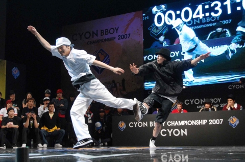 지난 10일 서울 올림픽공원에서 열린 '싸이언 비보이 챔피언십 2007' 결선 대회에 국내 유명 비보이팀들이 참가하여 멋진 무대를 선보이고 있다.