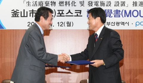 포스코는 12일 부산광역시와 생활폐기물 연료화 및 전용발전 사업추진을 위한 MOU를 체결했다.(사진 왼쪽부터 윤석만 포스코 사장, 허남식 부산 광역시장)