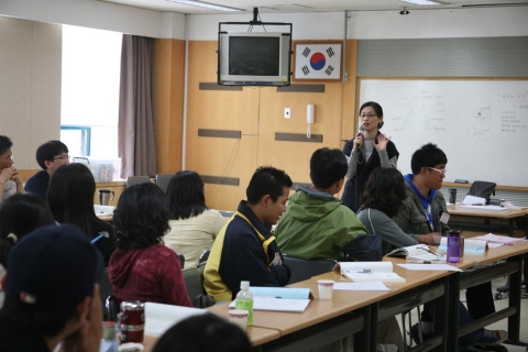 지난 4월 청소년지도사 직무보수교육 참가 청소년지도사들의 강의 모습