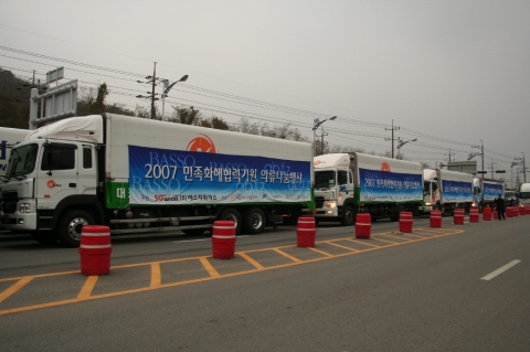 육로 운송 중인 네덱스 차량 행렬1