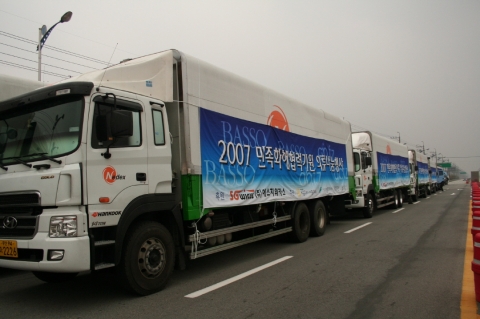 육로 운송 중인 네덱스 차량 행렬2