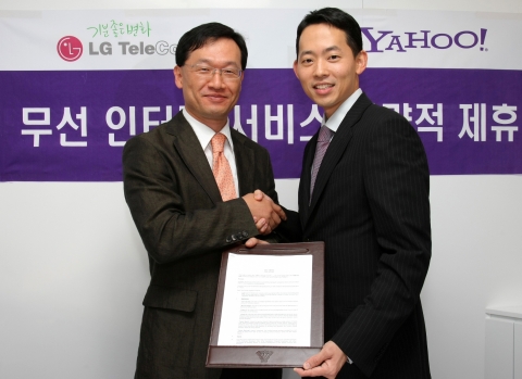 LG텔레콤 데이터사업부 기병철 상무(왼쪽)와 야후의 아시아지역 모바일 총괄 David Ko 부사장이 11월13일(화) 마카오에서 열린 GSMA 모바일 아시아 회의 현장에서 무선인터넷서비스사업 전략적 제휴에 대한 양해각서(MOU)를 교환하고 있다