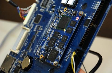 ETRI 에서 개발한 리눅스기반 국산 임베디드 운영체제인 '큐플러스'가 내장된 보드의 모습 (중앙에 돌출된 보드가 도터 보드---내부에 큐플러스가 있음)