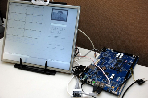 ETRI 임베디드SW연구단에서 개발한 큐플러스가 내장된 보드와 파형분석기 모습