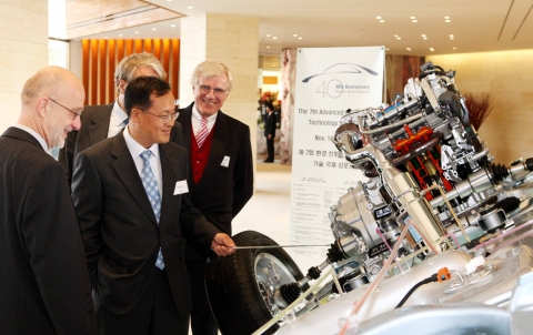현대기아차 3.0 S엔진 설명을 듣고 있는 보쉬 관계자들. 좌로부터 만프레드 듀른홀츠(Manfred Duernholz) 독일 보쉬 디젤 시스템 사업부 수석부사장, 한기복 현대기아차 파워트레인기획지원팀장, 크리스터 멜베(Krister Mellve) 보쉬코리아 사장, 폴크마 찌쉐(Volkmar Zschiesche) 독일 보쉬 디젤 시스템 사업부 현대 총괄이사