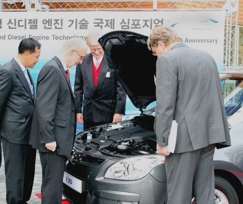 현대기아차 i30 차량 설명을 듣고 있는 보쉬 관계자들. 좌로부터 한기복 현대기아차 파워트레인기획지원팀장, 만프레드 듀른홀츠(Manfred Duernholz) 독일 보쉬 디젤 시스템 사업부 수석부사장, 폴크마 찌쉐(Volkmar Zschiesche) 독일 보쉬 디젤 시스템 사업부 현대 총괄이사, 크리스터 멜베(Krister Mellve) 보쉬코리아 사장