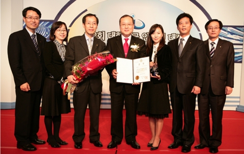 우리은행 e-비즈니스사업단 현창호 단장(사진 가운데)외 직원들이 정보통신부 주최 한국인터넷 진흥원이 주관한 '제2회 대한민국 인터넷 대상'에서 정보통신부장관상을 수상한 후 밝은 모습으로 기념촬영을 하고 있다.