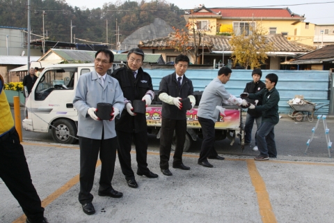 사랑의 연탄나눔운동을 전개하고 있는 포항시 북구청직원 및 자원봉사자들