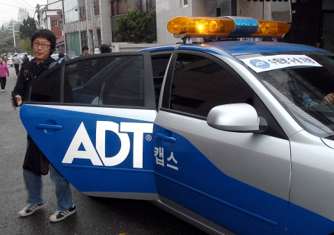세계적인 보안 업체인 ADT캡스(대표 이혁병)가 수능일(15일) 아침 수험생을 경복고 고사장까지 수송하고 있다.