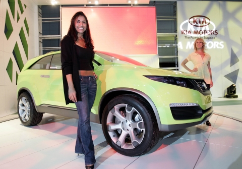기아자동차는 15일(현지시간) LA 컨벤션 센터에서 열린 ‘2008 LA 국제오토쇼(2008 LA International Auto Show)’에서 준중형 SUV 콘셉트카 『KND