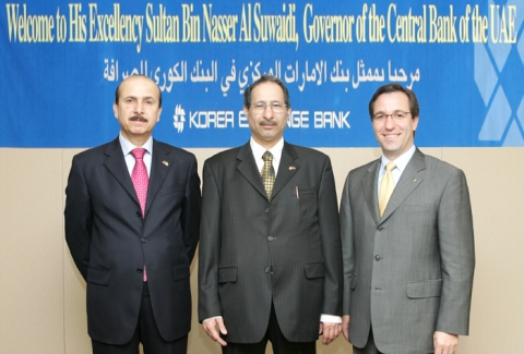 왼쪽부터 알마이나 주한 UAE 대사(H.E Abdulla Almaaina Ambassador to KOREA) 알수와이디 UAE 중앙은행 총재(H.E. Sultan Bin Nasser Al Suwaidi) 리처드 웨커 외환은행장