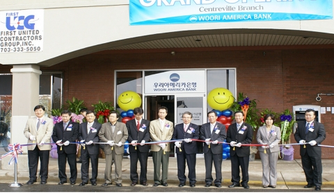우리은행의 미국 현지법인인 우리아메리카은행이 15일 오규회 우리아메리카은행장(사진 우측에서 5번째)과 권태면 워싱턴 총영사(우측에서 4번째) 등이 참석한 가운데 워싱턴 인근 버지니아주 센터빌지점에서 개점식을 갖고 영업에 돌입했다.