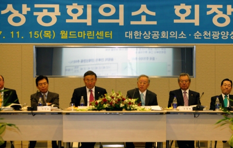 손경식 대한상공회의소 회장 등 전국 70개 상공회의소 회장단은 15일 오후 광양 월드마린센터에서 ‘전국상공회의소 회장회의’를 개최했다. 이날 상의 회장단은 ‘경제활력 회복을 위한 공동성명’을 발표했다. 왼쪽부터  이인중 대구상의 회장, 송영수 순천광양상의 회장, 손경식 대한상의 회장, 신정택 부산상의 회장, 김정치 인천상의 회장.