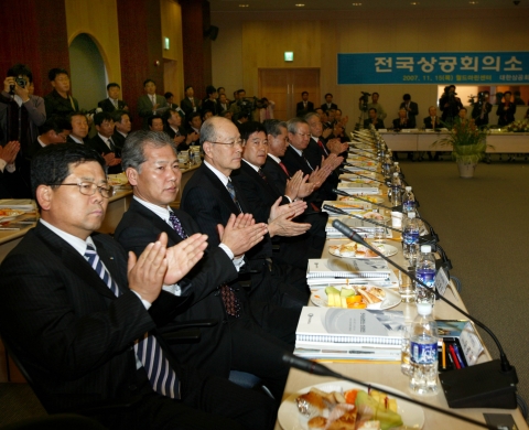 손경식 대한상공회의소 회장 등 전국 70개 상공회의소 회장단은 15일 오후 광양 월드마린센터에서 ‘전국상공회의소 회장회의’를 개최했다. 이날 상의 회장단은 ‘경제활력 회복을 위한 공동성명’을 발표했다.