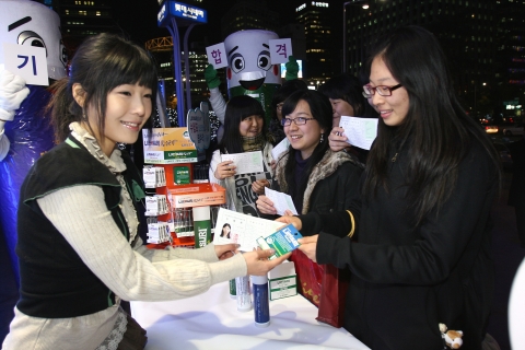 중외제약은 수능시험 당일인 15일 저녁 소공동 롯데백화점에서 수능시험을 치룬 수험생을 대상으로 유기농 입술보호제 ‘립수리’를 무료로 증정하는 이벤트를 실시했다.