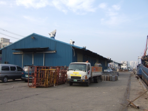 철거될 동빈부두 창고와 컨테이너와 새로 정비될 동빈부두 이미지