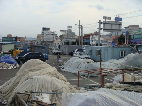 철거될 동빈부두 창고와 컨테이너와 새로 정비될 동빈부두 이미지