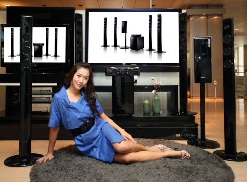 삼성전자가 이번에 새롭게 선보인 풀HD급 홈시어터는 유려한 곡선의 슬롯인 DVD플레이어, 블루 LED 조명, 고광택 블랙 컬러 등 감각적인 디자인을 적용하여 삼성 파브(PAVV) TV 및  거실 인테리어와 디자인·컬러가 완벽한 조화를 이루도록 했다.