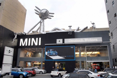 밤을 밝히는 초대형 MINI 아트워크 옥외 전시