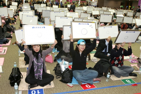 외환은행은 지난 16일 저녁 본점 대강당에서 전국의 사내 외국환 전문가들이 총 출동한 가운데 외환업무의 지식왕을 뽑는 ‘2007 외환 골든벨’ 결선행사를 가졌다. 이날 행사에는 지난 8월말부터 시작된 사이버 예선전을 통과한 165명이 참가해 문제를 풀고 있다.