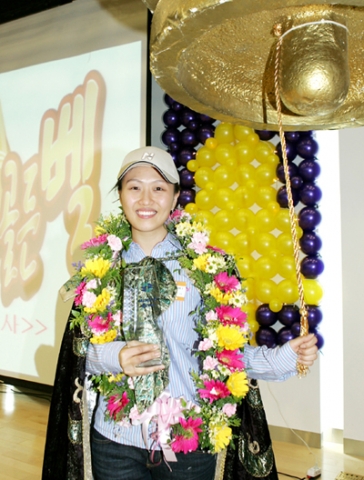 외환은행은 지난 16일 저녁 본점 대강당에서 전국의 사내 외국환 전문가들이 총 출동한 가운데 외환업무의 지식왕을 뽑는 ‘2007 외환 골든벨’ 결선행사를 가졌다. 1위를 차지한 영업지원센터 이지연 계장이 골든벨을 울리고 있다.