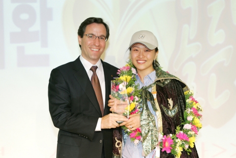 외환은행은 지난 16일 저녁 본점 대강당에서 전국의 사내 외국환 전문가들이 총 출동한 가운데 외환업무의 지식왕을 뽑는 ‘2007 외환 골든벨’ 결선행사를 가졌다. 리처드 웨커(좌측) 외환은행장이 1위를 차지한 영업지원센터 이지연 계장(우측)에게 상패를 수여하고 기념촬영을 하고 있다.