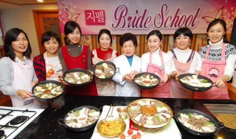 삼성전자 지펠이 지난 17일 예비신부 40명을 초정한 가운데 제8회 ‘지펠 브라이드 스쿨’ 궁중요리 강좌를 진행했다.