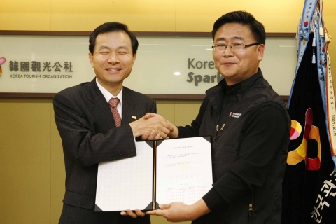 관광공사 노사임금협정 체결_좌-오지철 사장, 우-노동조합 이학주 위원장