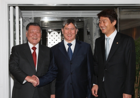 정몽구 2012 여수세계박람회 유치위원회 명예위원장(왼쪽)은 19일(월), 키르기즈스탄 알마즈베크 샤르쉐노비치 아탐바예프(Almazb S. Atambaev) 총리(가운데), 서갑원 국회 유치특위 위원 등과 소공동 롯데호텔에서 오찬을 갖고, 세계박람회가 여수에서 개최될 수 있도록 키르기즈스탄 정부가 적극적으로 지지해 줄 것을 요청했다.