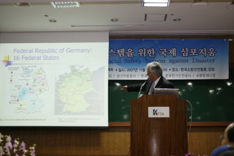 미국 캘리포니아대학 Tareg Bey교수가 독일의 화생방사고 대비체계를 발표하고 있다.