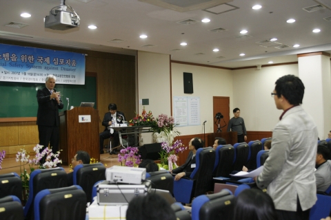 Tareg Bey교수의 발표내용(독일의 화생방사고 대비체계)에 대해 방청객이 질문하고 있다.