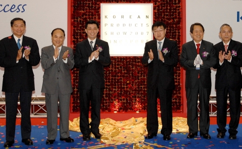 개막식. (좌측부터) 싱가포르 국제기업청장 Mr. Chong Lit Cheong, KOTRA 홍기화 사장, 싱가포르 통상산업부 차관 Mr. Lee Yi Shyan, 산업자원부 김영주 장관, 제주도지사 김태환, Sin Soon Huat 사장 Mr. Lim Geok Seng