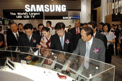 삼성부스를 방문중인 주요인사. (우측부터) KOTRA 홍기화 사장, 산업자원부 김영주 장관, 싱가포르 통상산업부 차관 Mr. Lee Yi Shyan