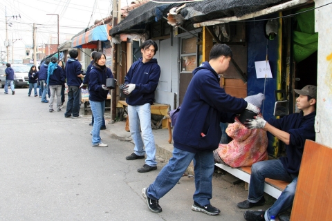 넥슨 연탄 배달 봉사활동 현장 사진