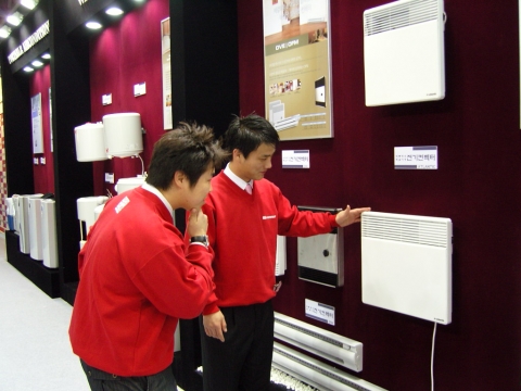 코퍼스트 직원들이 '전기난방기' 고객 추천 이벤트를 소개하고 있다